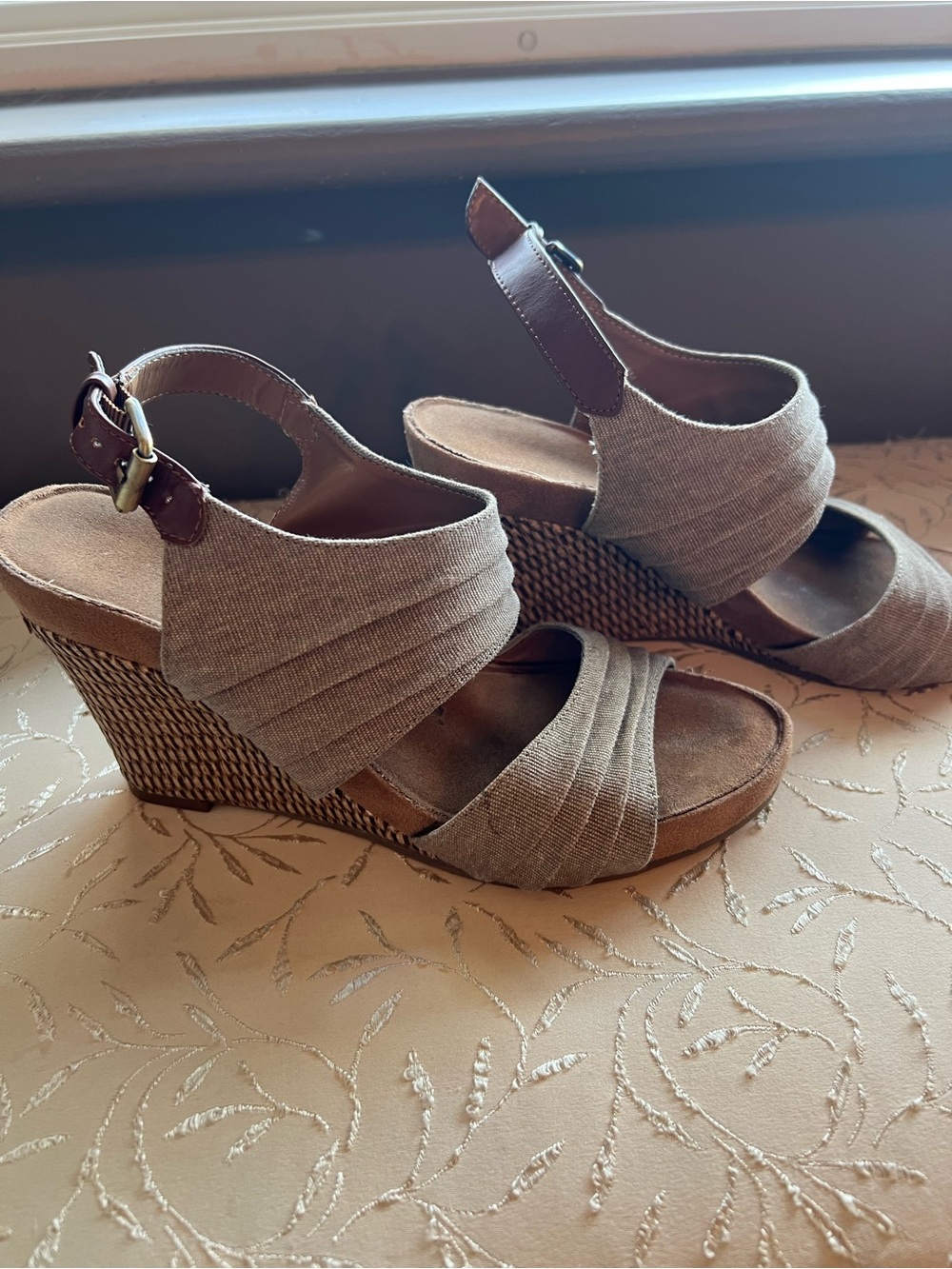 Women’s Wedge Sandals in Taupe